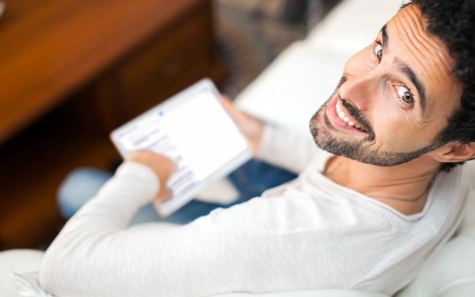 Mains tenant un carnet de notes marketing, moment calme au bureau